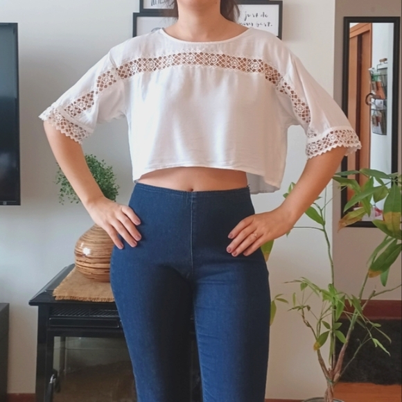 ⚡️SALE⚡️🌱Host Pick🌱White H&M Cropped Blouse with Crochet Detail - Picture 2 of 8